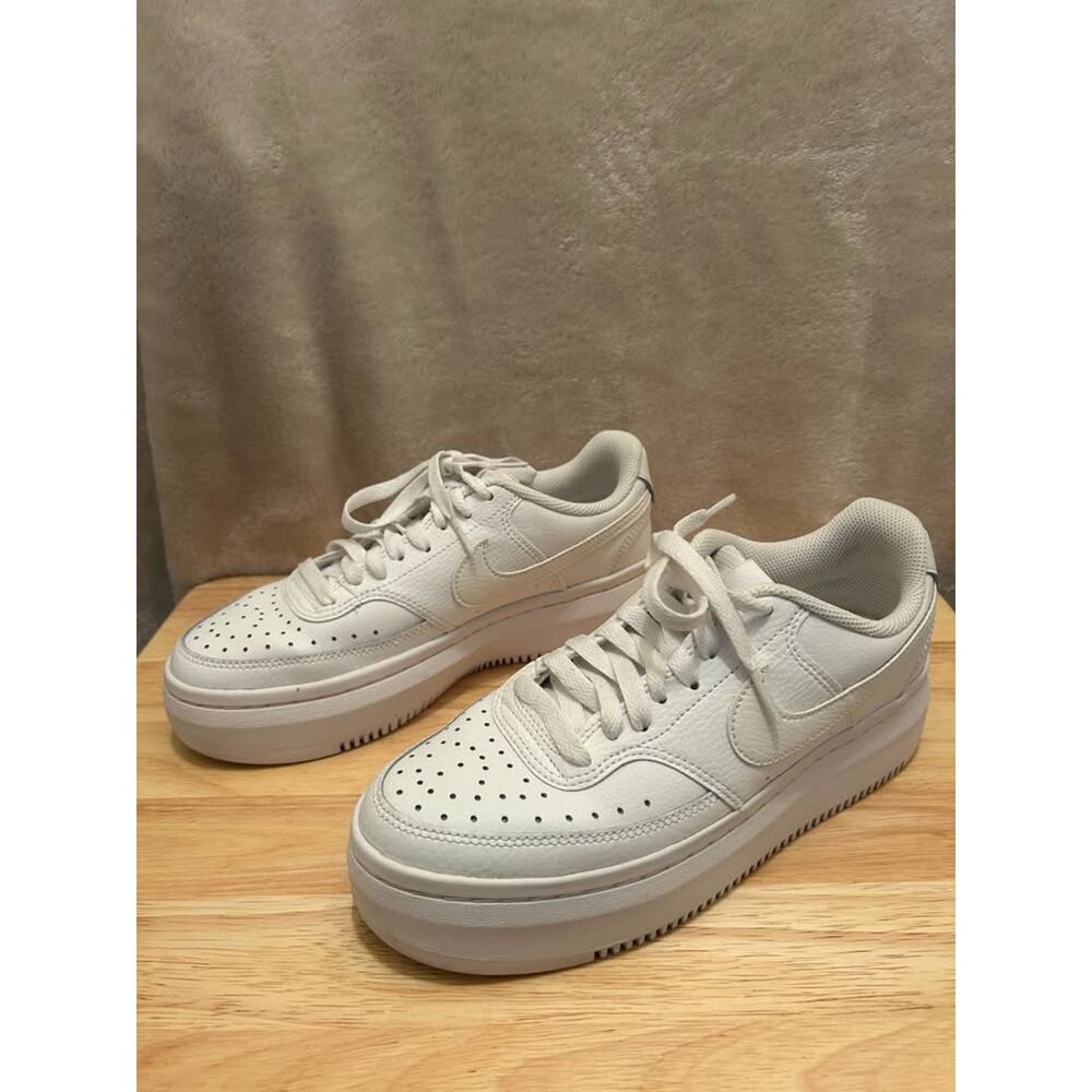 Women's NIKE Court Atla, size 8.5 - Picture 3 of 7